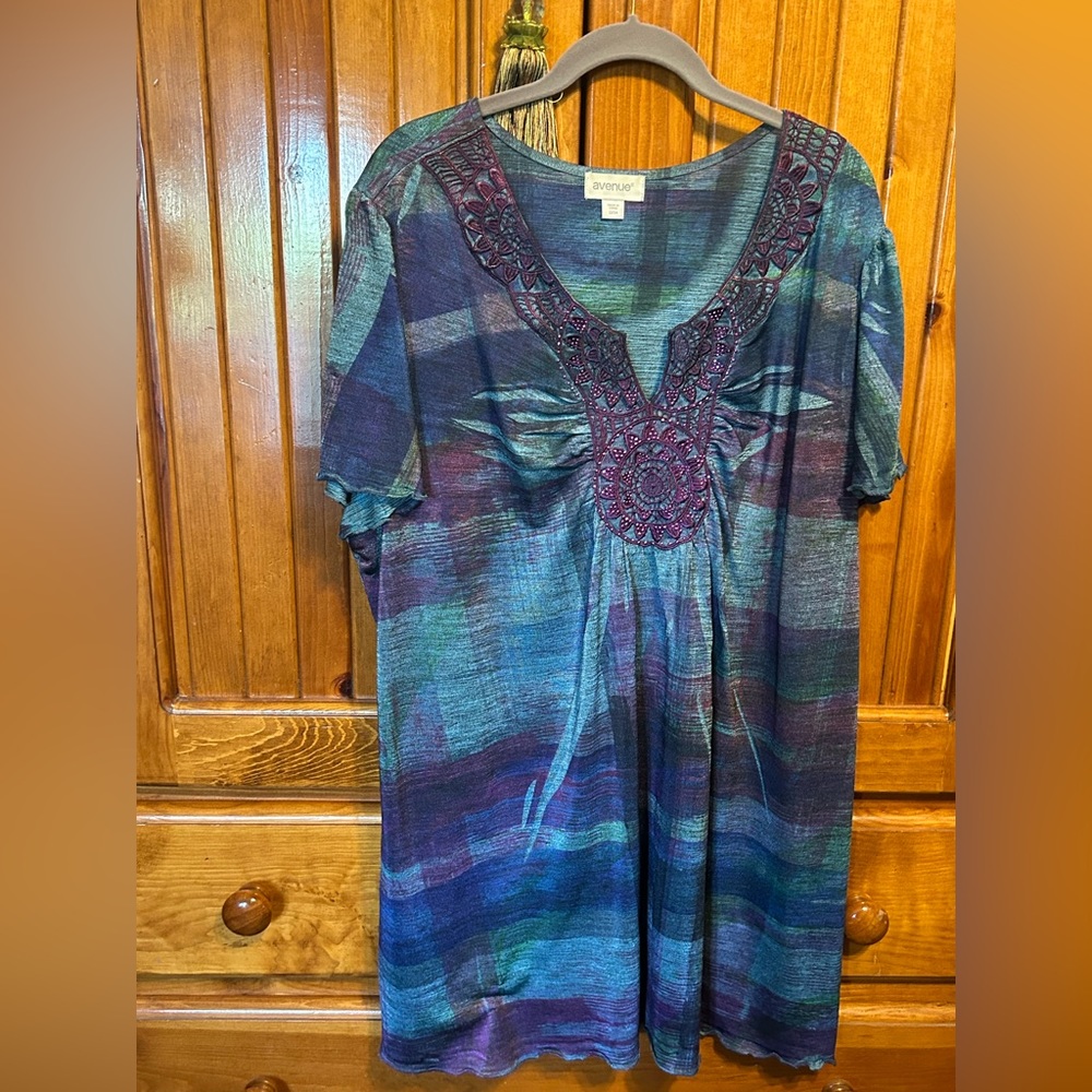 Avenue size 22 Blue/Purple bell sleeves appliqué in front.